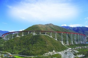 1亿干海子大桥:五项世界第一 双螺旋隧道 跑100米爬升不超3米 消减