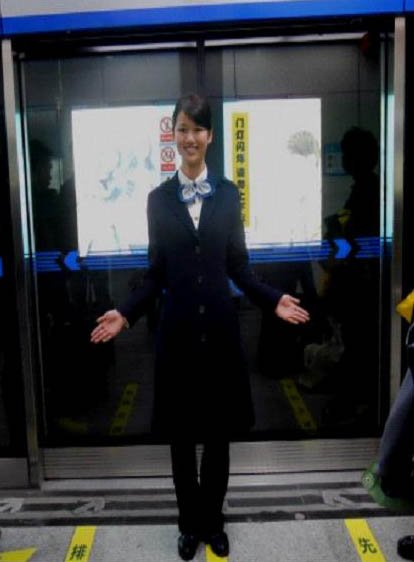 机器人站务员现身_成都地铁站务员收入
