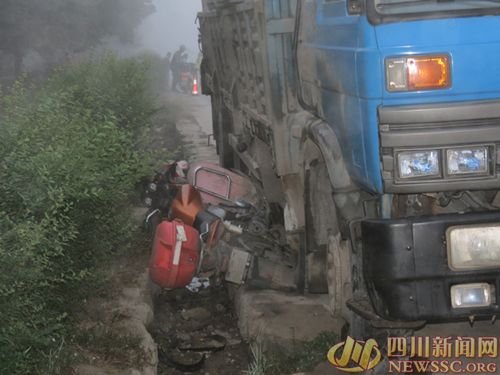 四川阆中大货车撞上摩托车 2人卷入货车轮下(