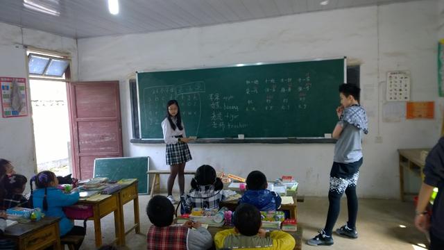 上海国际高中学生赴安徽助教贫困山区小学