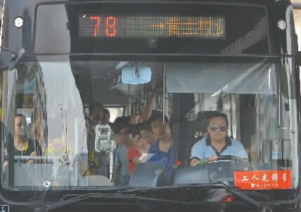 成都街头调查80辆公交车 司机都未系安全带(图