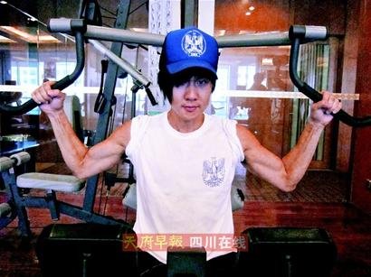 成都个唱够HIGH 林俊杰将即兴秀腹肌