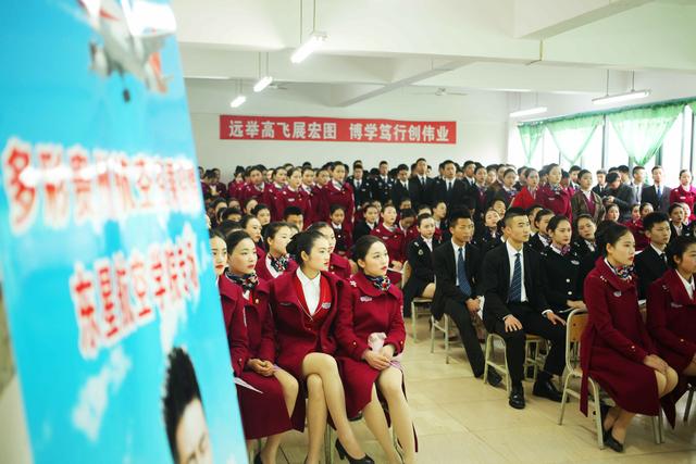 东星航空500名帅哥美女参加空招 画面太美