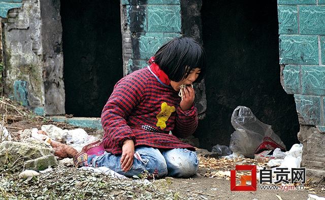 自贡11岁小女孩捡垃圾吃 奶奶称力不从心管不