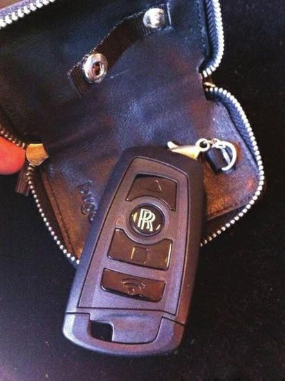 男子出租车上捡劳斯莱斯车钥匙晒微博引质疑