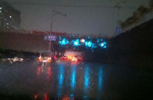 网友实拍北京暴雨:地铁站都被淹了