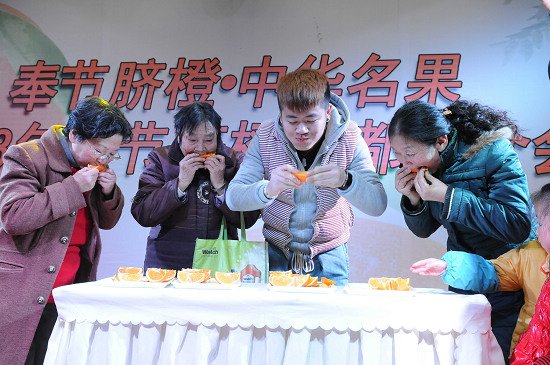 奉节脐橙成都推介会 万达广场上演吃脐橙大赛