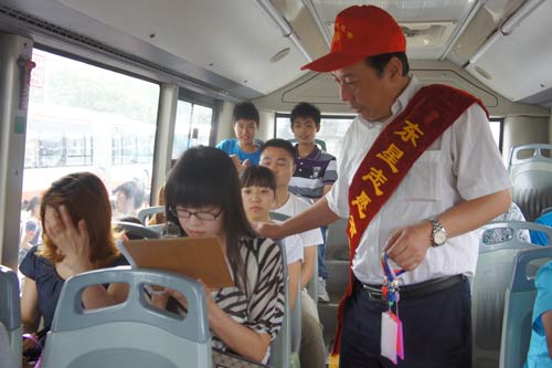 公交集团领导开展志愿服务 提升公交服务质量