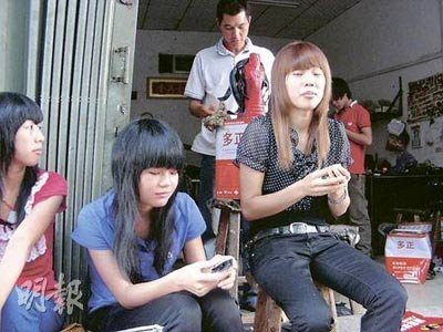 千万富商疑年轻妻子红杏出墙 杀妻后悬窗自缢