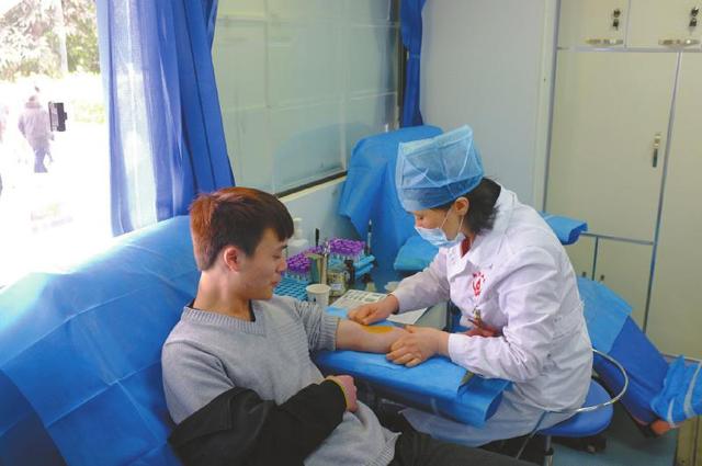 采血护士20年采血数万人次 带女儿睡了两年值