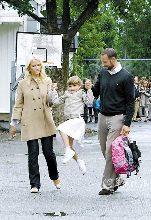 挪威小公主上小学 国王王妃齐接送