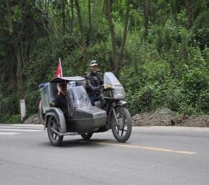 武汉一男子骑三轮摩托携父至西藏圆梦