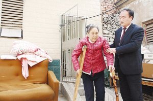 徐州82岁老太房产被孙子偷占 无奈住公厕(图)