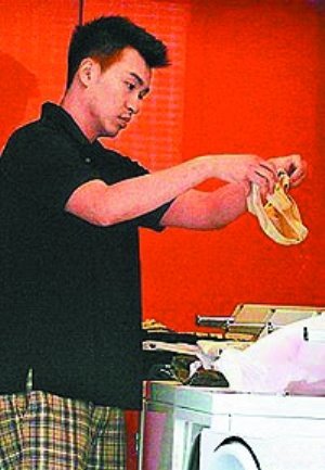 45岁夏文汐与25岁<em>男子</em>偷情 小男友帮其<em>洗内裤</em>