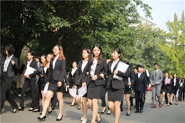 职场新人初试身手 双选会上花样简历成亮点