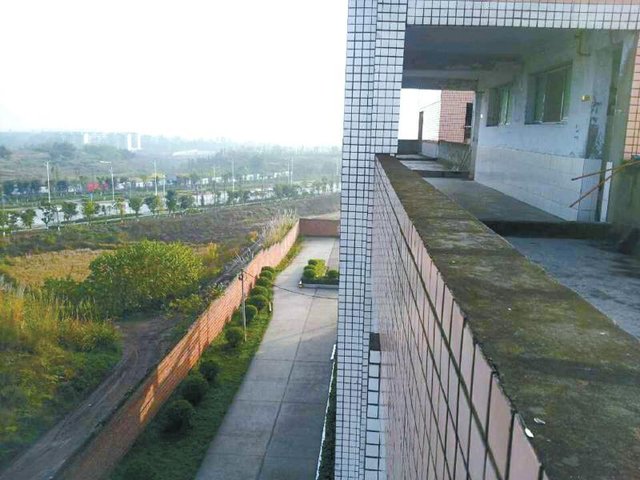 广安<em>16岁少女跳楼</em>自杀 同学猜为感情问题(图)_