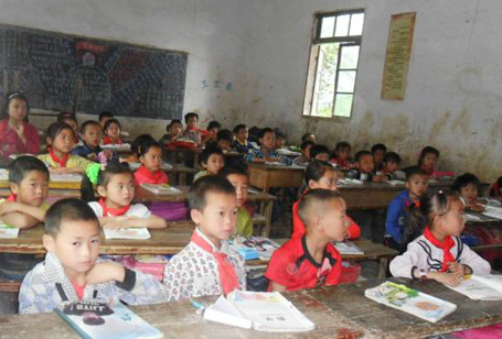 捐书献爱心 与上海大众一起关爱山区儿童