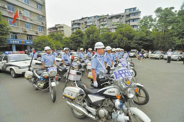 了解考试流程 成都交警畅通高考服务车整装待