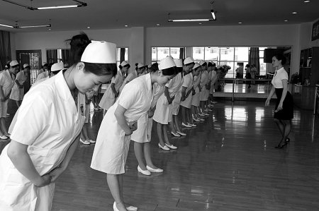 学习如何站坐走笑 800护士拜空姐为师_新闻滚