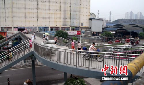 重庆一人行天桥成三不管地带 摩托车与行人争