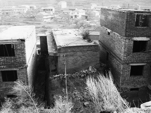 村民遭强拆两年无家可归 被征地每平米仅赔50