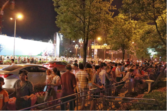 兆信中心明星盛典 郑源情歌演唱嗨爆内江