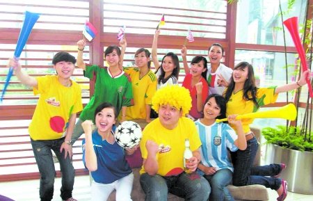 铁杆球迷疯狂啤酒节华侨城创意街区世界杯专