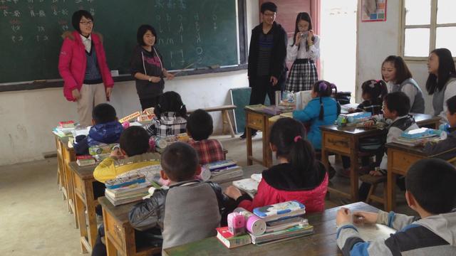 上海国际高中学生赴安徽助教贫困山区小学