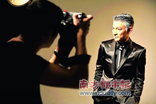 刘德华为个唱亲手缝背心 自染<em>头发</em>一丝不苟_