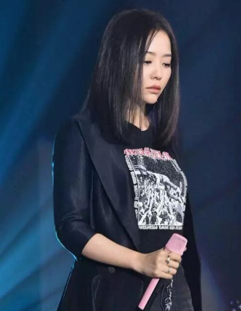 张靓颖最近的下巴感觉快要冲出屏幕了?