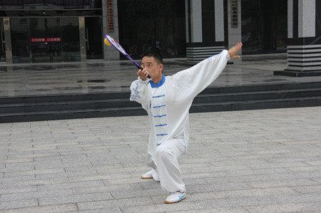 广元一小学教师苦练柔力球赴北京参赛获金奖