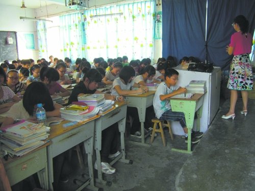渠县三中挤满了学生的教室