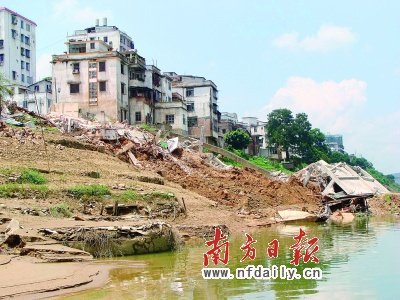 广东封开8栋居民楼为何倒入江中?