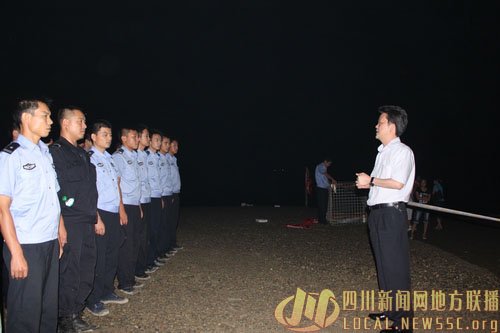 德阳公安旌东分局全力维护宝成线列车坠河现场