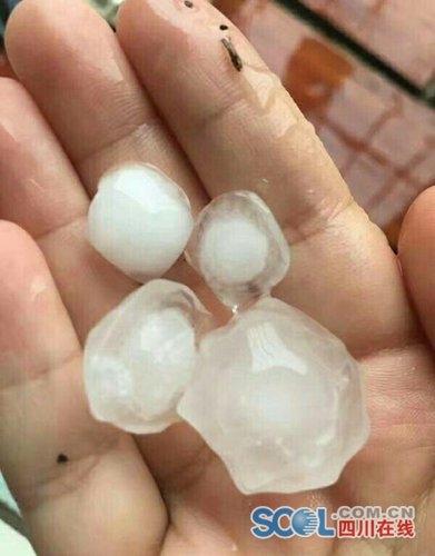 刚发高温红色预警的遂宁打雷下冰雹了 画风突