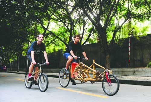 熊猫给灵感 美国小伙造竹子单车上成都街头(图