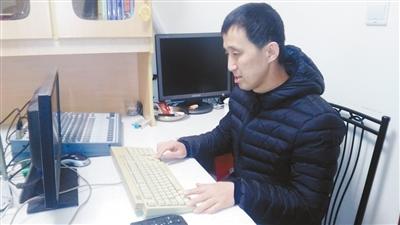 成都42岁盲人陈光炅7年创作400万字小说 多次