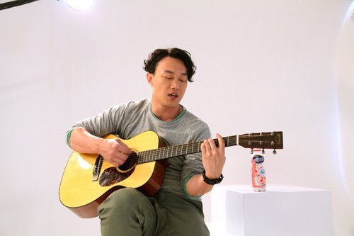 陈奕迅自封两餐半人 习惯补妆期间开小差_腾