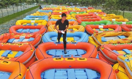 都江堰虹口河床升高河道增宽 漂流中心修堤坝