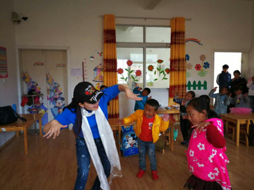 温江区两所幼儿园赴甘孜州色达县送教