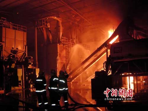 广西贵港一公司油管漏油厂房爆燃 现场成火海