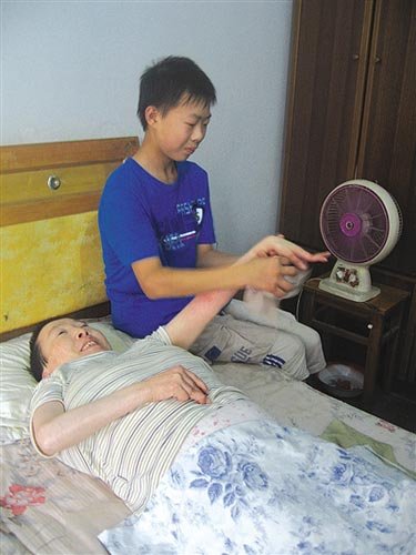 15岁少年照顾瘫痪母亲 希望早点工作挣钱养家