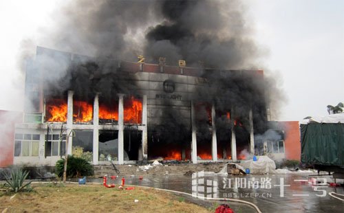 泸州鱼塘包装厂突发大火 近600员工安全撤离