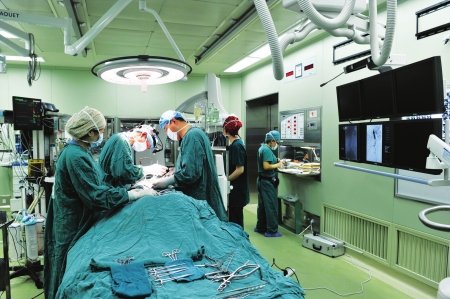 华西医院成立西南首个一站式复合手术室(图)