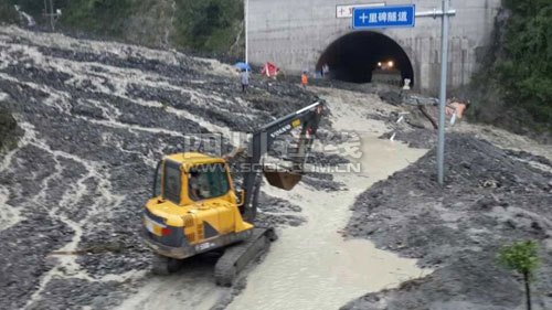 暴雨致北川老县城全面被淹 省道302线中断