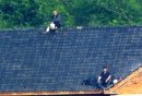 高清:湖北宜昌两男子携汽油上屋顶抗拆