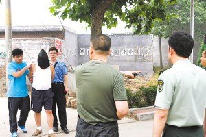 央视调查:假军服显形记 军服竟成企业工服和情色服装