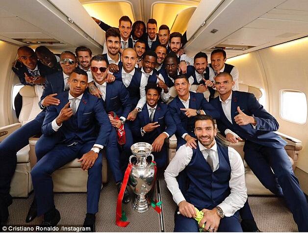 葡萄牙乘机载誉归国 C罗紧抱德劳内杯不松手