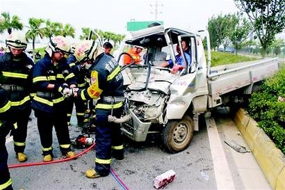 成都无牌微型货车撞上大货车 司机被卡车头(图