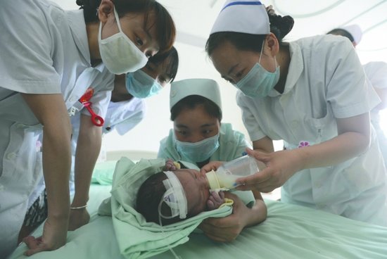 刚出生3天 男婴被弃 街头 爱心妈妈给其喂奶(图